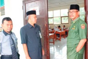 Kepala Kemenag Kuningan sat monitoring UN di MTSN Darma.